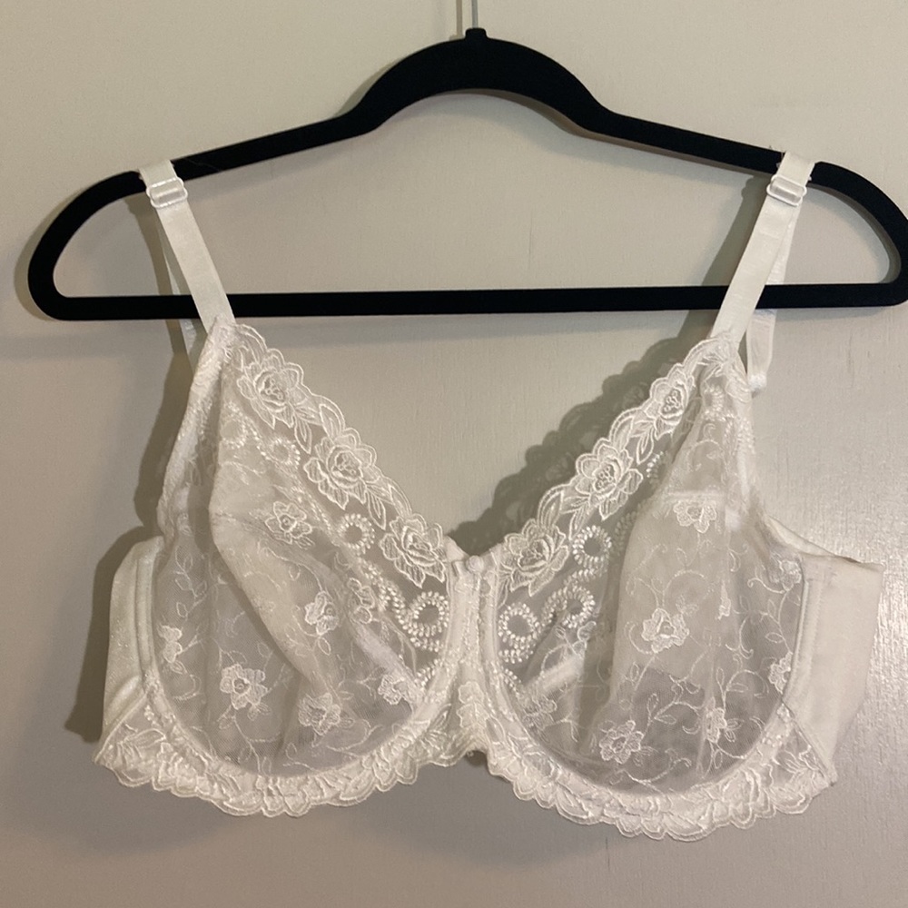 WACOAL WHITE LACEY  UNDER WIRE BRA 40C